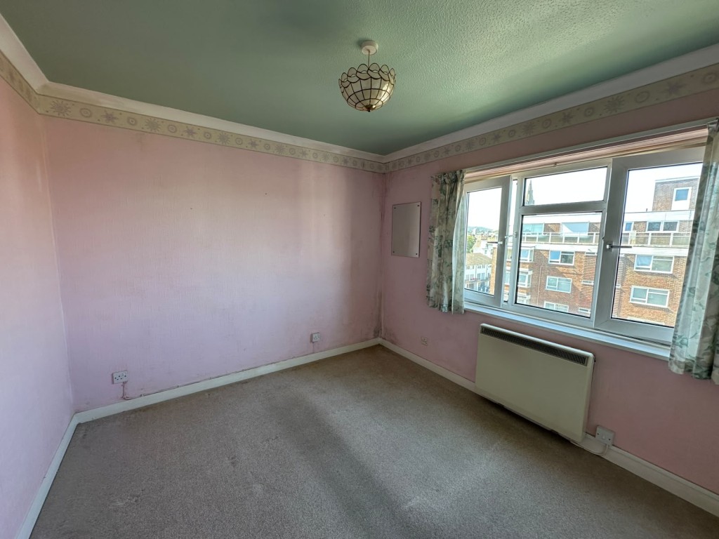 Lot: 6 - BALCONY FLAT OVERLOOKING DEVONSHIRE PARK TENNIS COURTS - Flat second bedroom